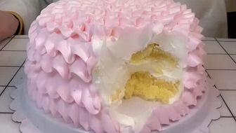 娱乐吃瓜酱哥哥切蛋糕,甜蜜瞬间引网友热议