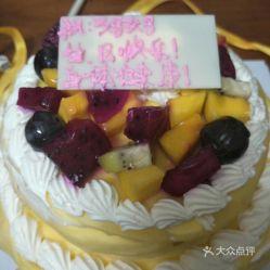 娱乐吃瓜酱哥哥切蛋糕,甜蜜瞬间引网友热议